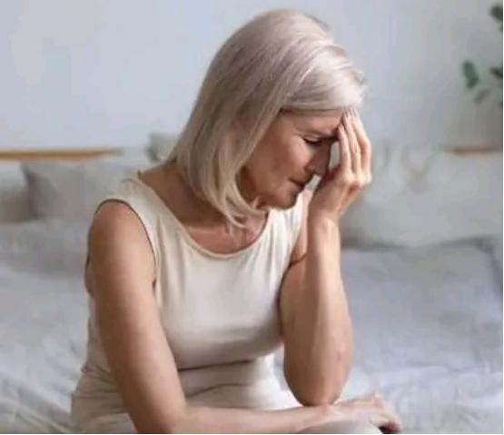 50岁左右的女性出现各种疼痛，可能是更年期问题，该如何补钙