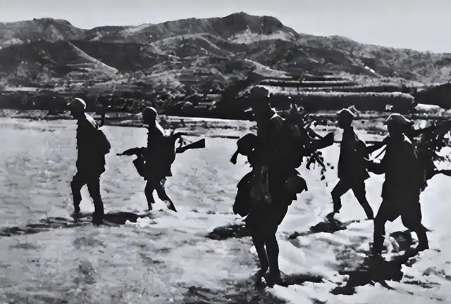 68年陈士榘边鼓掌边后退，毛主席看后拽着他向前，说：到我身边来