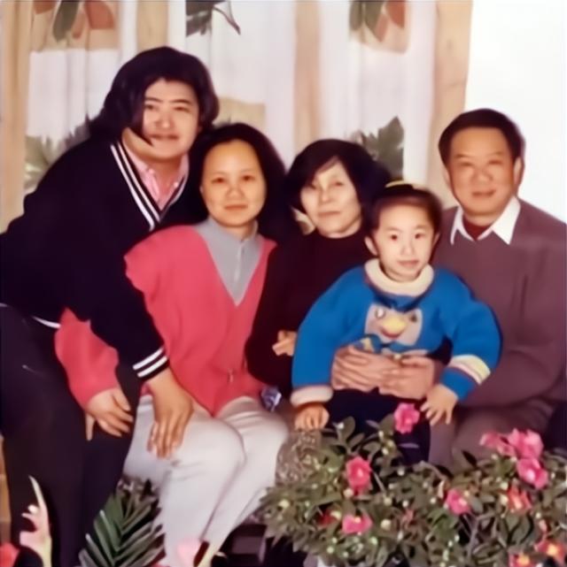 上过9次春晚的刘欢：与妻子认识9天闪婚，结婚33年恩爱，独女优秀