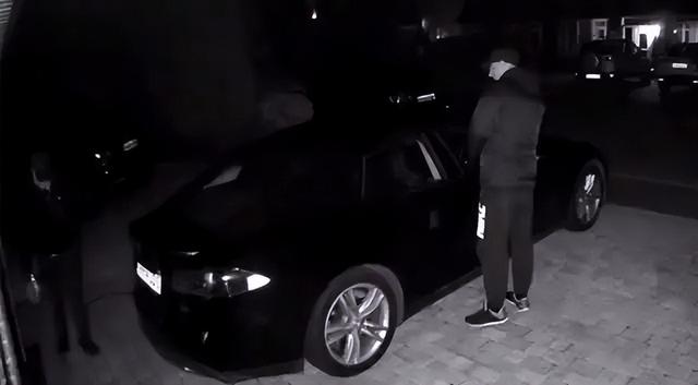 特斯拉钥匙怎么用(特斯拉汽车钥匙用法)