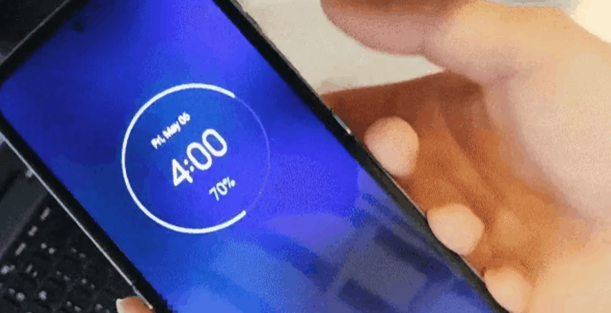 疑似摩托罗拉Razr 3真机外型曝光 上下翻折支持侧面指纹解锁