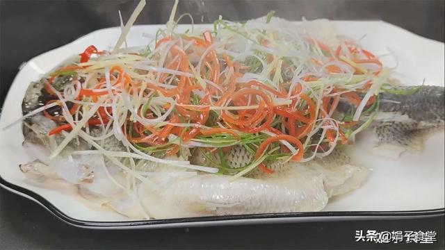 清蒸鲈鱼，别用盐和料酒腌制，教你几个窍门，鱼肉鲜嫩，不腥不柴