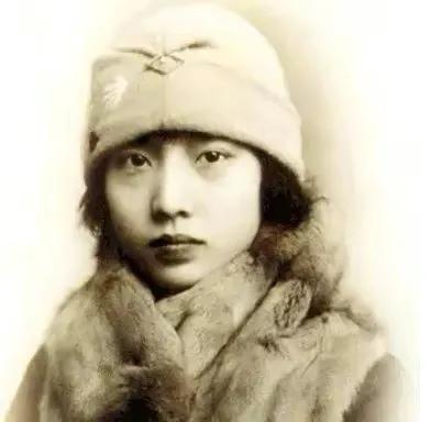 杜月笙每天叫孟小冬“妈咪”，梅兰芳没给孟小冬的，他都给了