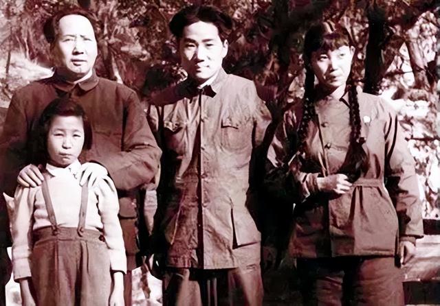 2020年，刘思齐儿子，女儿纪念主席诞辰127周年，表情严肃凝重