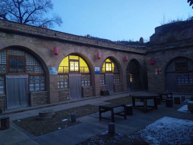延安一酒店，建成有5年時間，夾在兩​個​大山之間，安全又新穎