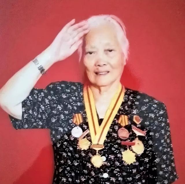 陈乔年牺牲66年后遗腹女被找到，墓碑前跪地痛哭：爸，我来看你了