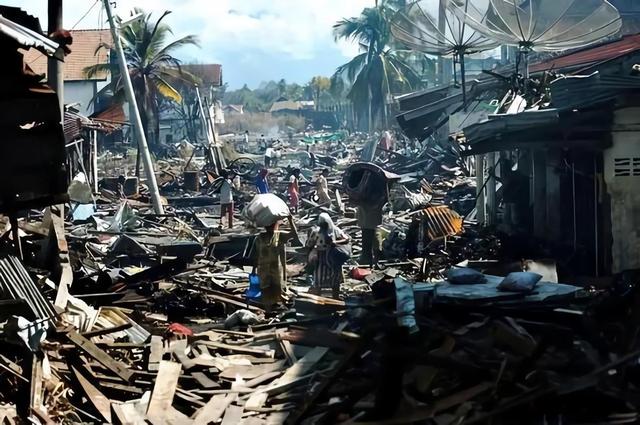 9级地震到底有多恐怖?2004年印度洋卷起30米水墙,瞬间吞噬一切