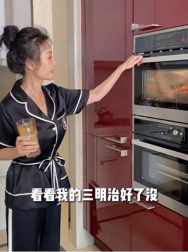 雪瑞姑姑：“冻龄奶奶”走红网络，抖音第一富婆，62岁活成18模样