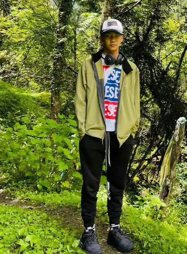 胡军儿子康康近照曝光！14岁身高一米八气场好A，颜值撞脸钟汉良