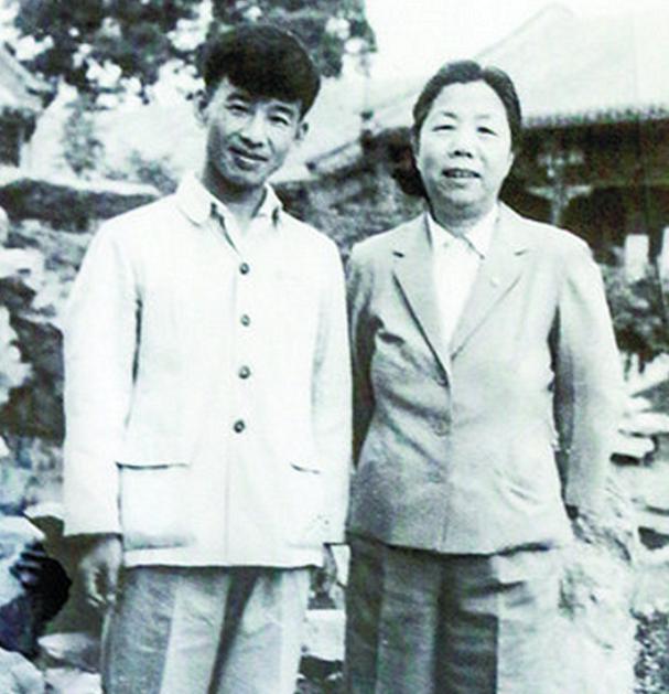 1956年陈赓带一少年来到中南海，碰见周恩来，陈赓：你看他像谁？