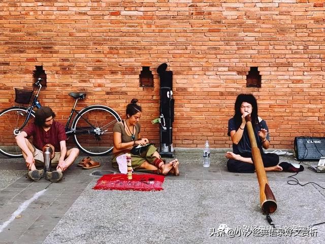 “生活就是每天吃一颗糖，然后告诉自己：今天的日子果然又是甜的