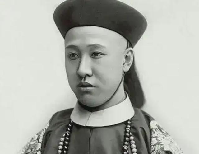 奶奶是慈禧，哥哥是溥仪，大伯是光绪，他甘当教书匠，活到2015年
