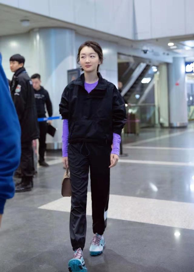 周冬雨时尚感越来越好，袖子里长外短很洋气，紫色内搭够抢眼