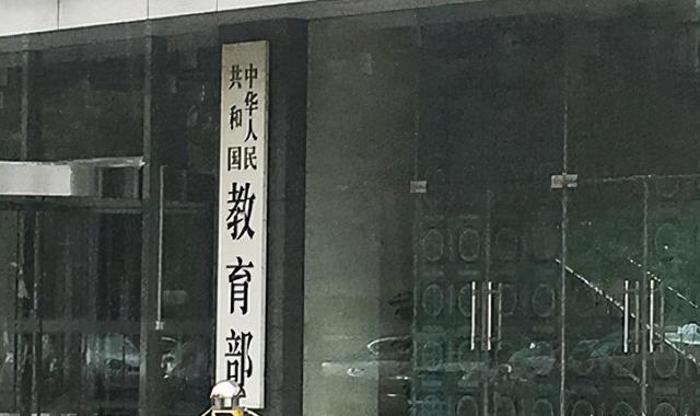 俄乌局势最新进展/中国拟分批包机接返在乌公民/今晨，美英宣布对俄制裁/紧急寻人！河南三地公布密接者轨迹