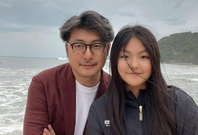 离婚9个月，李湘和王岳伦放飞自我，12岁的王诗龄却打出一副王炸