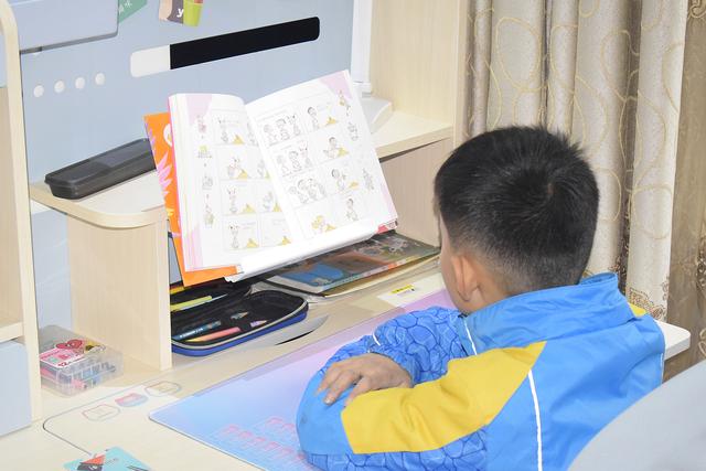 陪伴孩子快乐学习健康成长的好伙伴！科贝森儿童学习桌椅体验