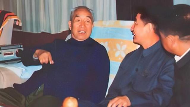 1950年徐向前去怀仁堂开会，周恩来看着最后一排笑了：你换个座位