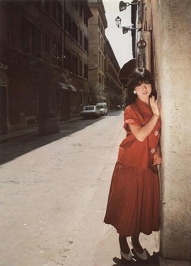 67对于昭和风来说,就是要打造暖色调,通过让穿搭和妆容都变成暖色调