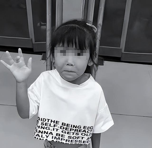 痛心！河南7岁走失女童离世，家人得知后悲痛大哭，被人从地上扶起