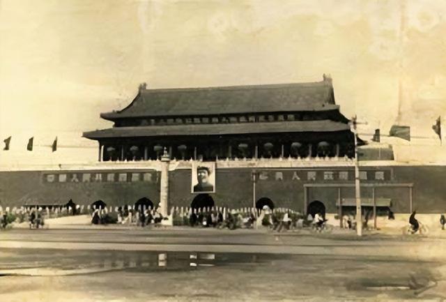 天安门城楼上，先后挂过12个人的画像，除了毛主席外，还有谁？