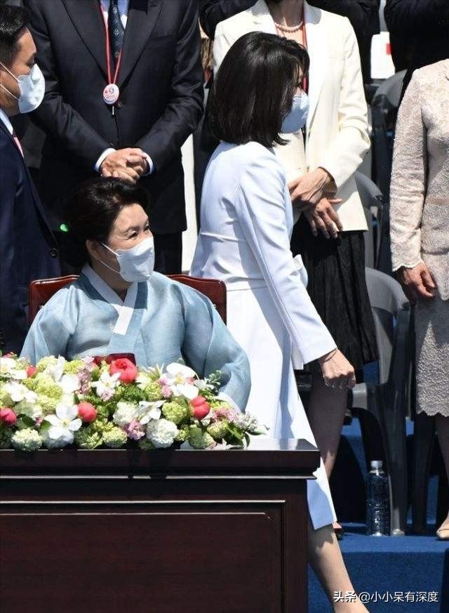 韩国第一夫人金建希亮相，已经49岁的她，保养得宜，依旧美丽动人