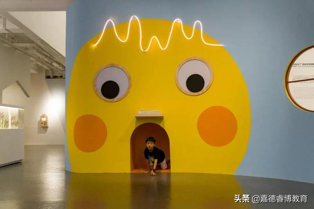 观察上千位小朋友的作品后，他发现，美育能带来堪比迪士尼的快乐