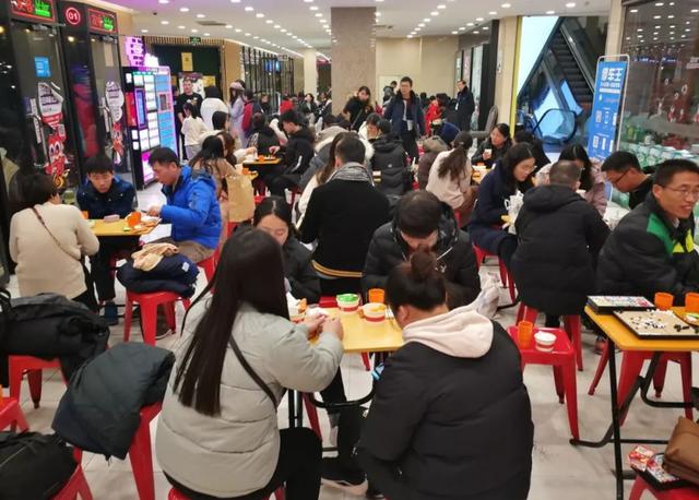 血亏45亿，集体关店！比星巴克更惨的餐饮巨头，输急了眼