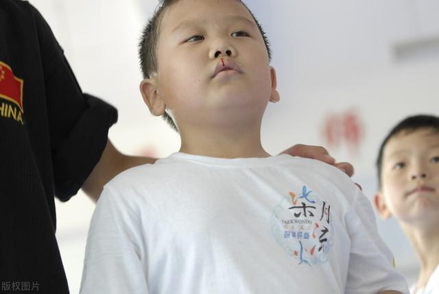 老师电话：女儿在幼儿园被拐了，妈妈吓得迈不动腿