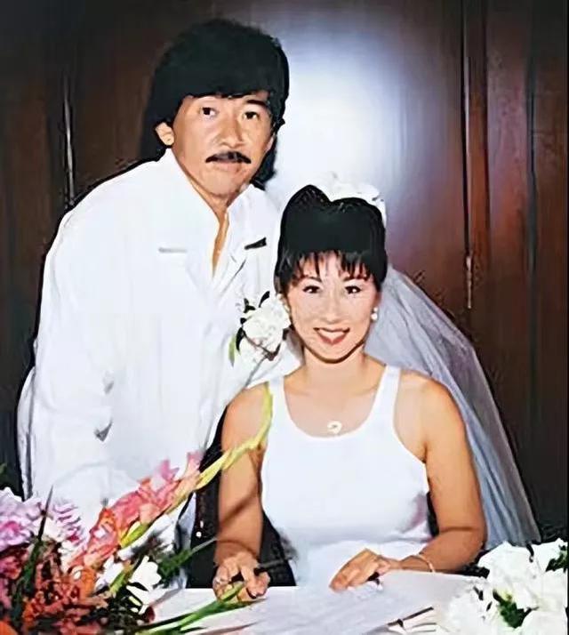 ChristianRandPhillips的绯闻女友是粤语乐坛四大天后之一。她今年62岁，从未结过婚。
(图10)