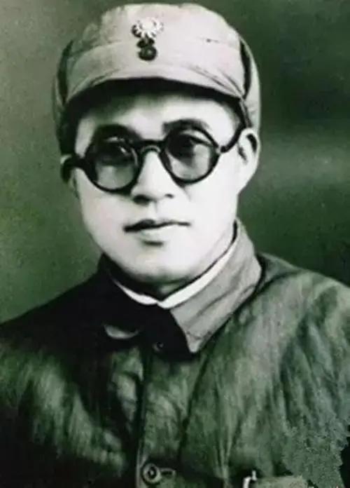 张灵甫小心谨慎，为何还被华野围歼，蒋介石的错误批示是关键