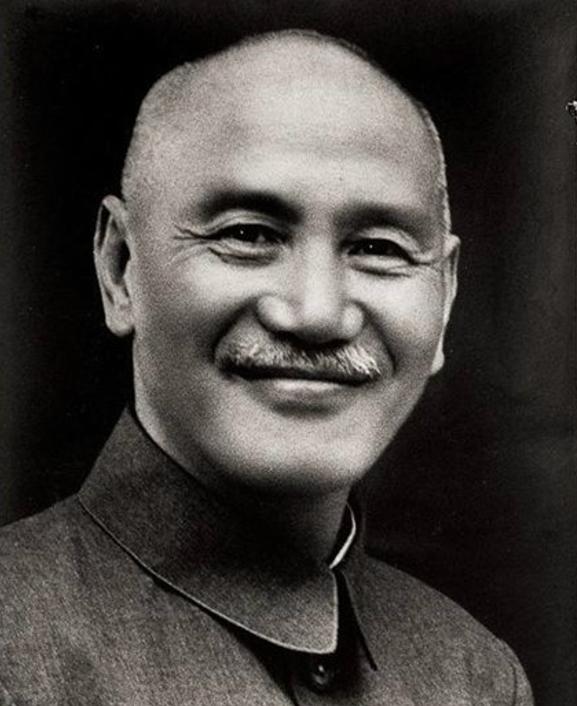 56年陈赓大将带一年轻小伙，面见周总理夫妇：你们好好看看他像谁