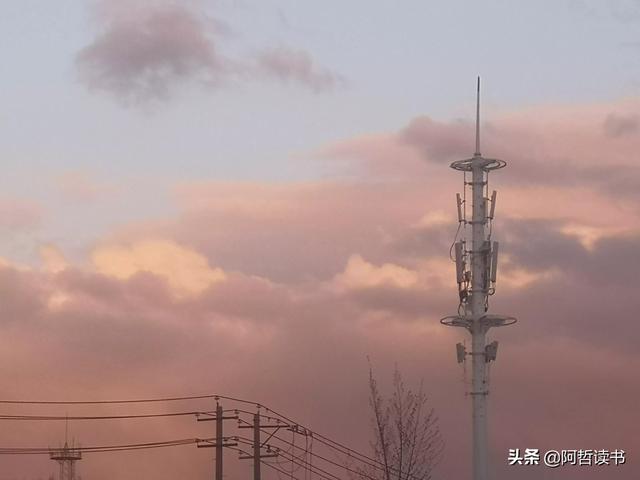 傍晚的天空，今日大不同，西边飘阴云，东边飞彩霞