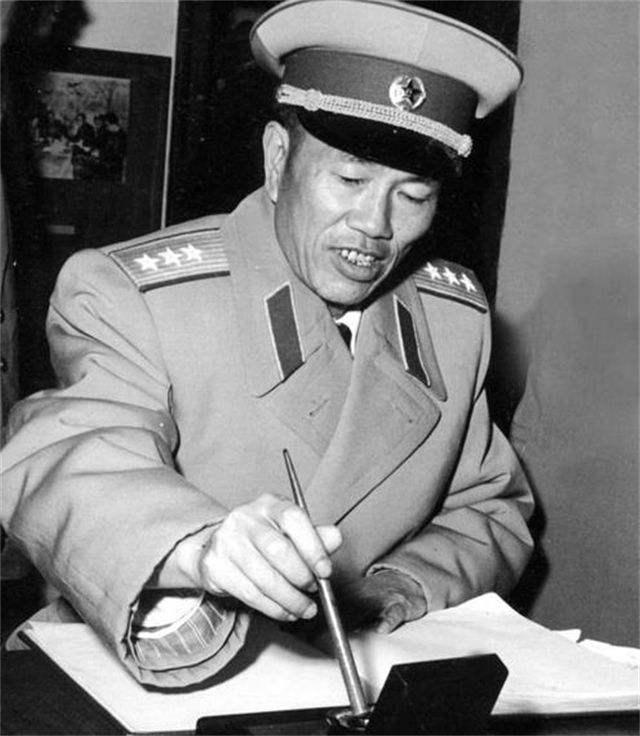1981年，韩先楚回乡探亲，同乡亲见面后，立即向军区下了一道命令