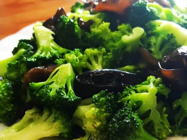 患有脂肪肝的人这4种食物要忌口，以免加重病情，需重视