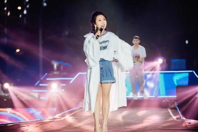 喊话《浪姐》求工作被无视，哭诉养不起4个娃，何洁值得同情吗？