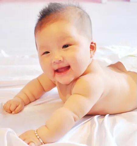 4个月之前怎么帮助宝宝练习抬头？来试试这样做