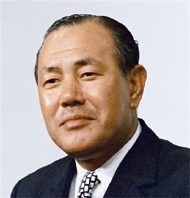 1978年日本记者刁难：钓鱼岛属于哪国，邓小平巧妙应答令人佩服