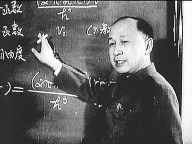 毛主席给钱学森递烟，钱学森准备接，主席突然收回笑道：自力更生