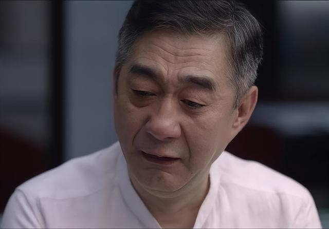 《心居》中的顾家父亲，是这部剧的亮点和润滑剂，让人可敬又心疼