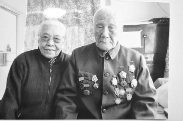1941年毛主席遇刺，刺客将木棒狠狠抡向主席后脑，蒋泽民挥臂挡住