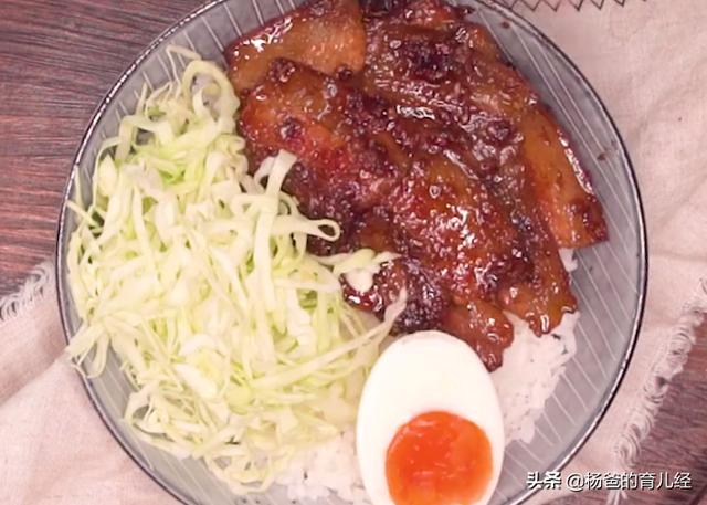 美味的蒜香蜜汁五花肉，搭配米饭一起吃，鲜嫩爽口，孩子特爱吃