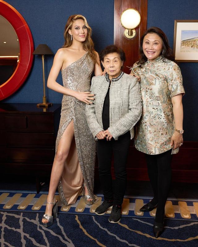 谷爱凌晒一家三人合影照！58岁妈妈穿中式旗袍，86岁姥姥相当精神
