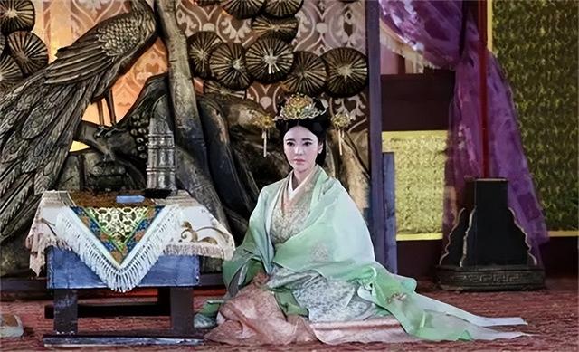 汉武帝临终前，看了一眼爱妃，叹息道：太美了，赐死吧