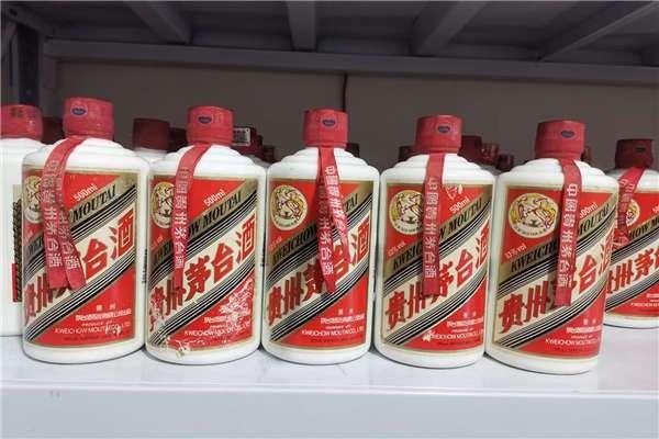 男子曝光存酒库，摆满了飞天茅台酒，网友：难怪1499的茅台买不到