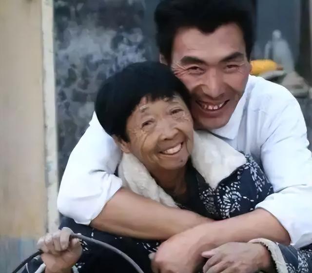 85岁马玉琴被丈夫苛待，午饭用小面包应付，丈夫：不想费事