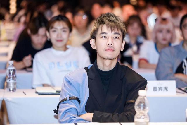 26岁山东小伙，北大本科，清华硕士，休学卖衣服，年销售额破亿