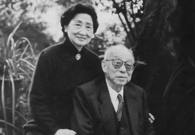 1975年蒋介石逝世，张学良苦想3天挽联，葬礼上留16字意味深长