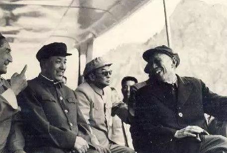 王震司令找县长办事，居然被铐了起来！县长：我是县长，我说了算