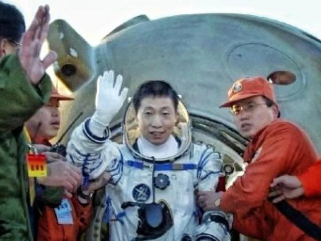 杨利伟的危险返航，《太空一日》自述中揭开舷窗裂纹之谜