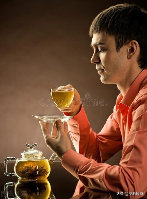 有多少人习惯喝隔夜茶，据说“隔夜茶，会有毒”，到底能不能喝？